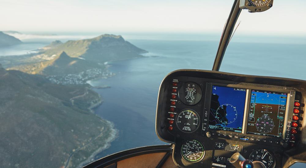 Blick aus einem Hubschrauber auf die Küste von Kapstadt